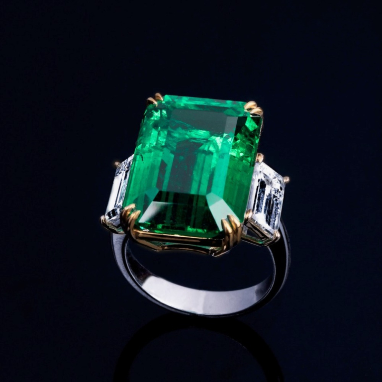 Mara, Anello con smeraldo taglio smeraldo